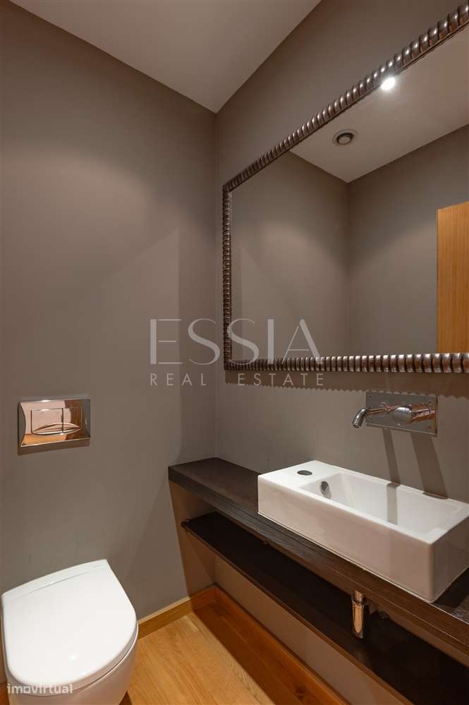 T3+1 com Varanda, 2 Lugares de garagem e Layout Personalizado, Ramalde-16