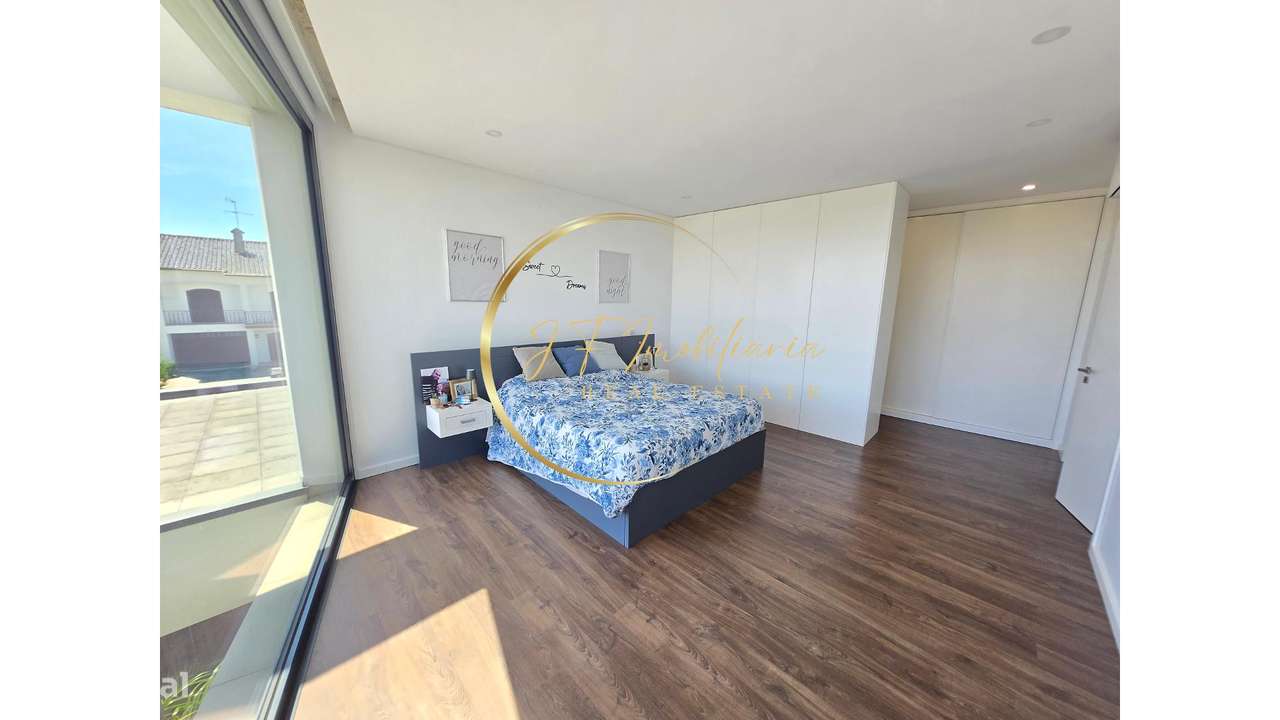 Moradia T4 de Luxo com Jardim-29