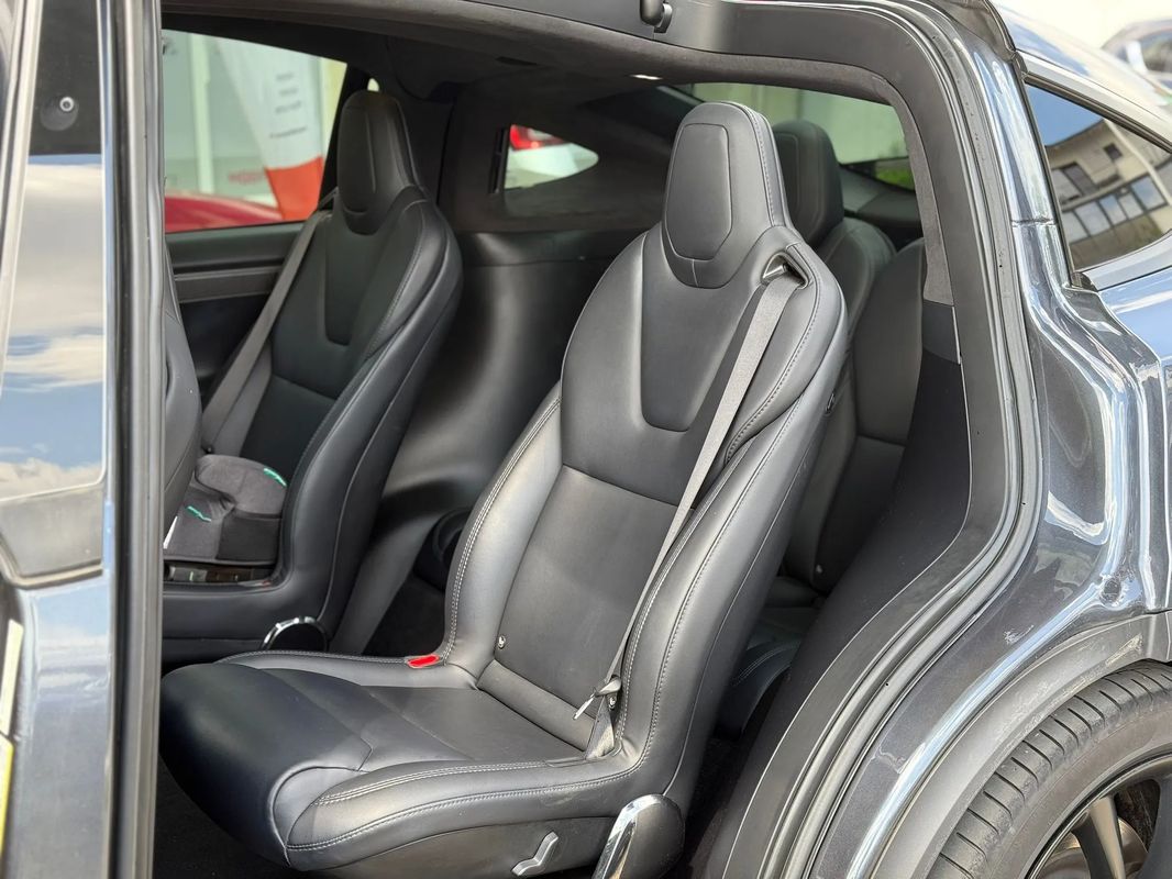 Tesla Model X - 6