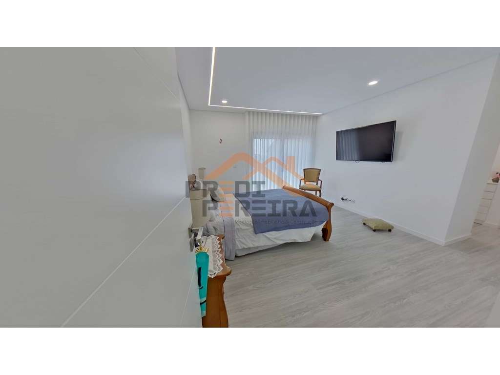 Moradia T3, situada no Casal da Silveira, em Famões-42