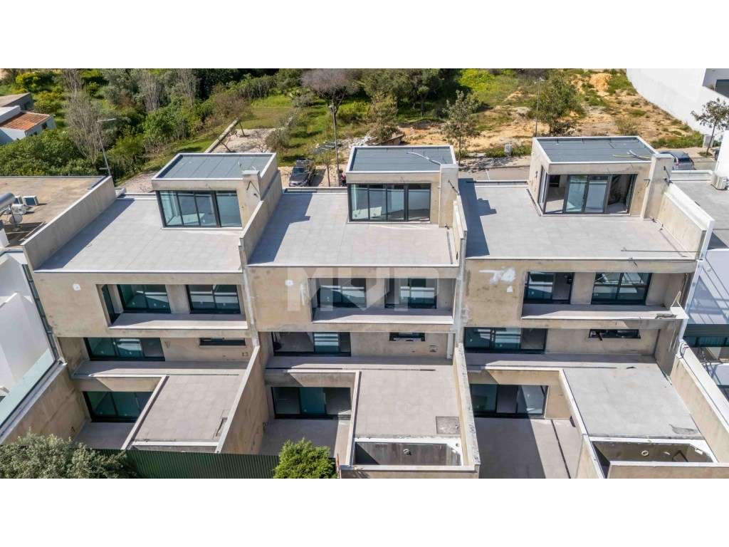 Moradias V3+1 com piscina | Gambelas - Design contemporâneo-4