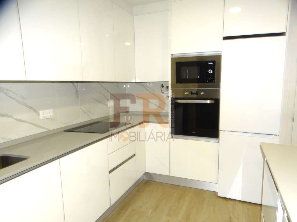 Moradia Geminada Triplex T3+1 com Cave Fernão Ferro-12