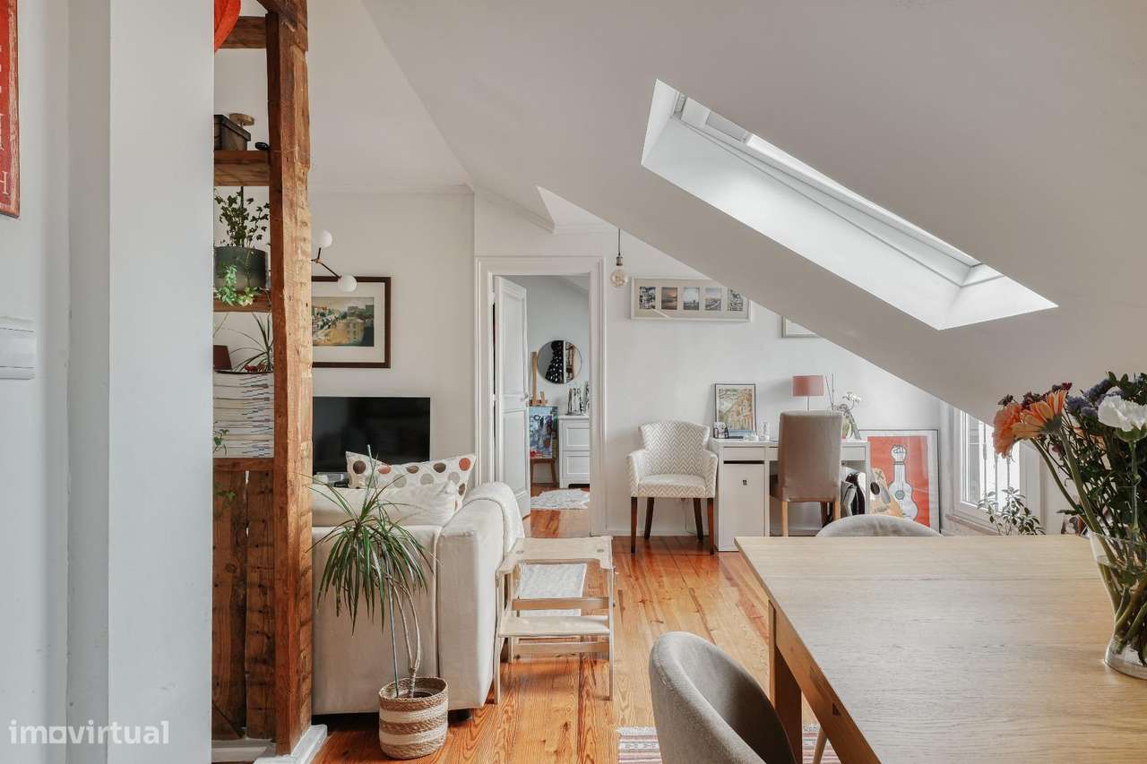 Apartamento T2 Renovado no Último Andar em Alcântara-7