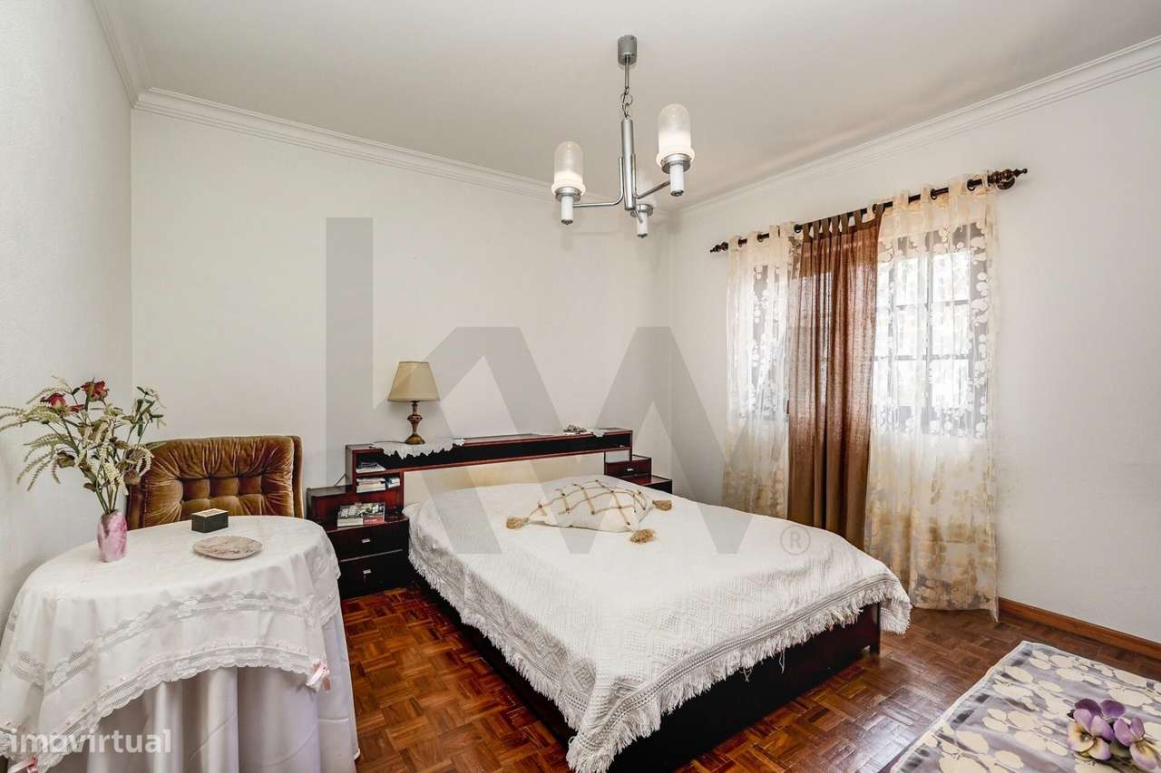 Moradia T6 em Sintra com jardim, garagem e vista de mar ao fundo-18