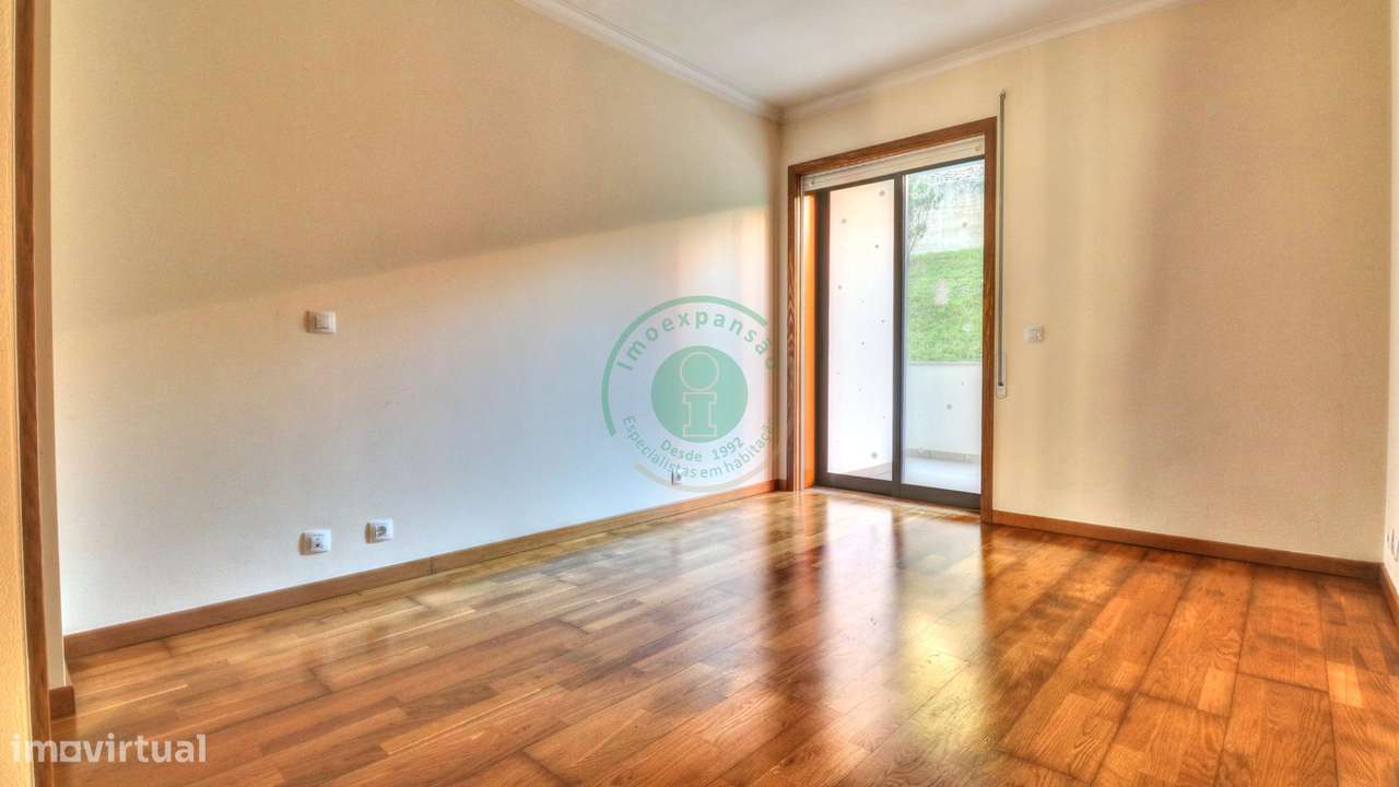 Apartamento T3 com 2 Garagens-19