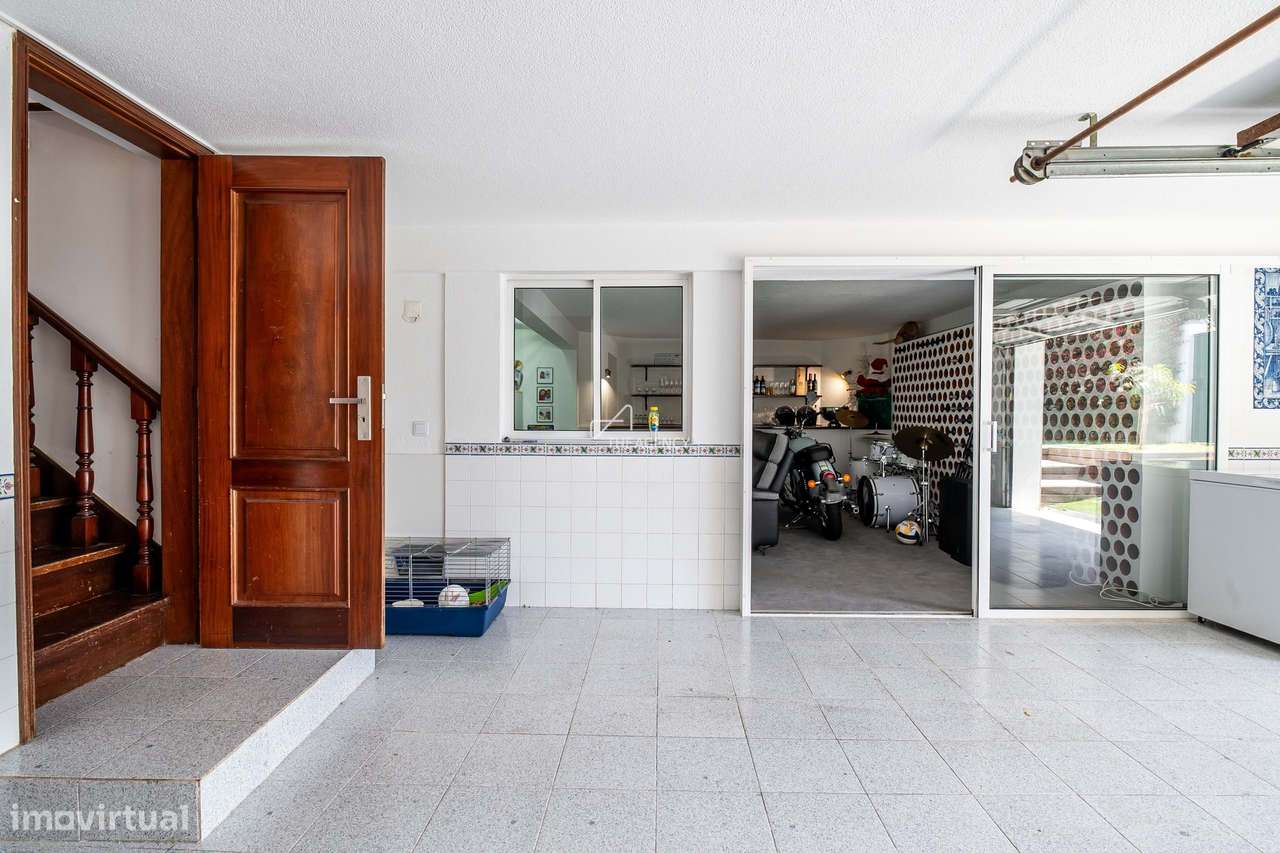 Moradia Independente no Estoril com 4 Quartos, Piscina e Garagem-25