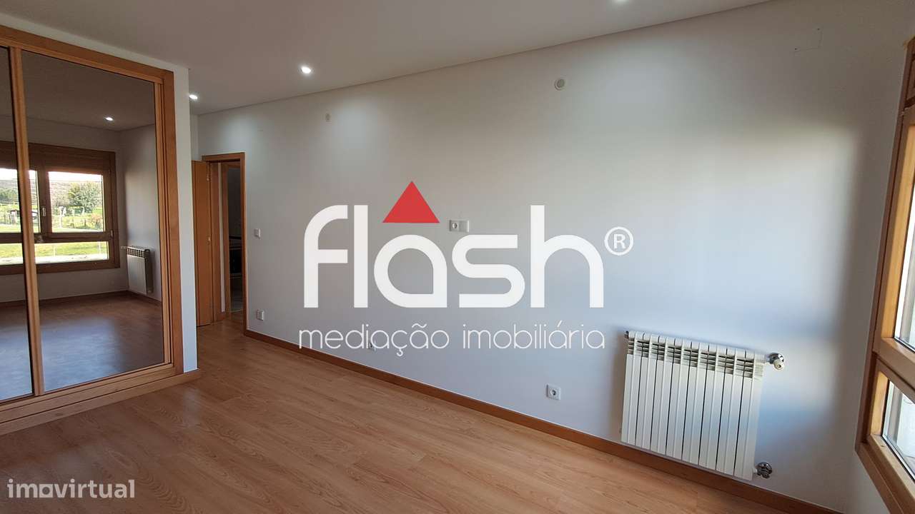 Apartamento T3 com 4 parqueamentos em Odivelas-23