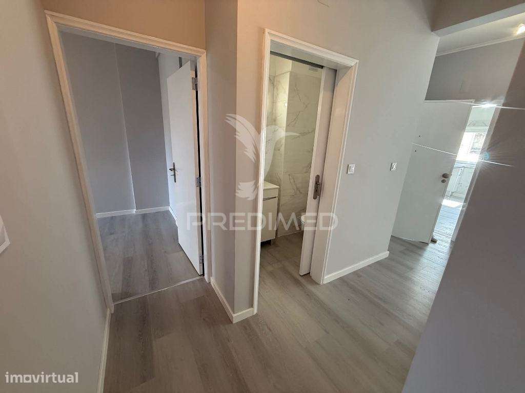 Apartamento T3, totalmente remodelado, no Laranjeiro - Grande imagem: 2/6