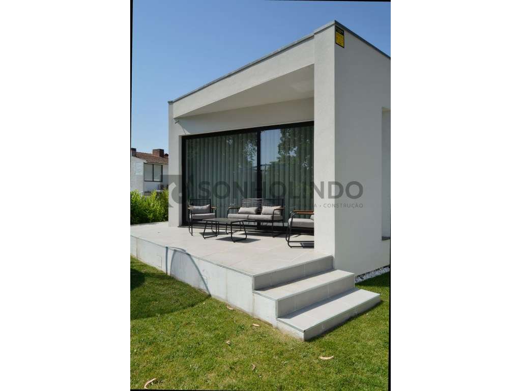 Moradia térrea de 4 frentes, inserida em lote de 700m2, ano de cons...-18