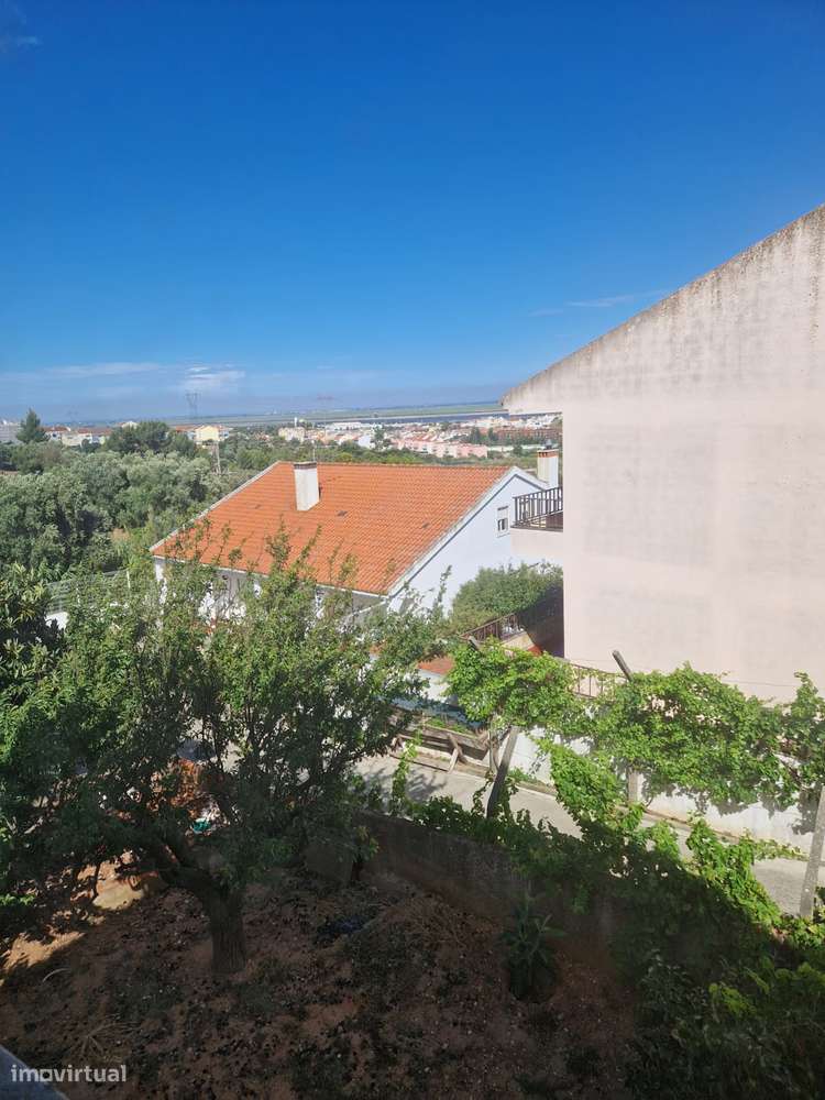 Moradia com 4 frações 2xT3 2 2x T2, terreno vista de rio e natureza-10