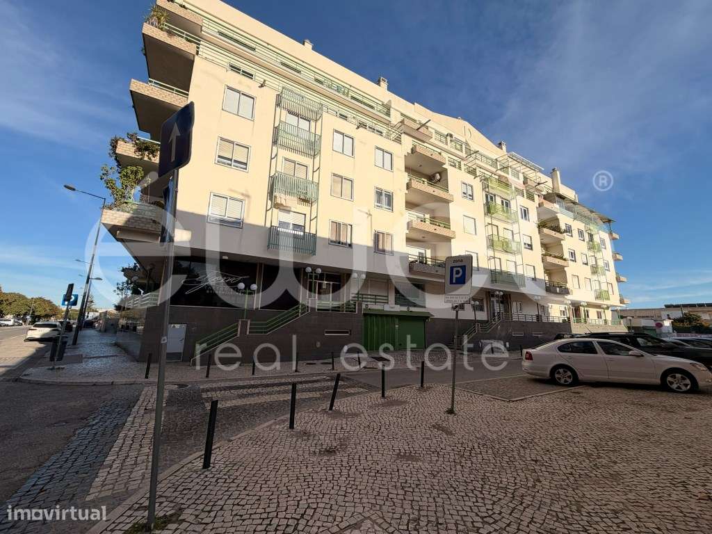 Apartamento T3 com varanda, Luísa Todi-0