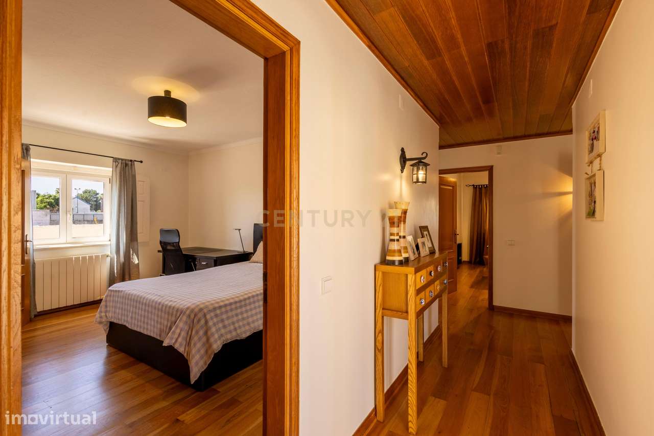 Moradia T5 Térrea com Piscina, Garagem e Lote de 2000 m² – Venda do Al-18