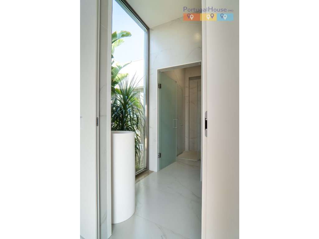 Moradia T4 de Luxo com terreno de 5.300 metros quadrados-32