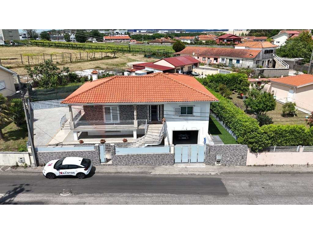 Moradia T3 com Open Space, Garagem para 3 Carros e Jardim-22