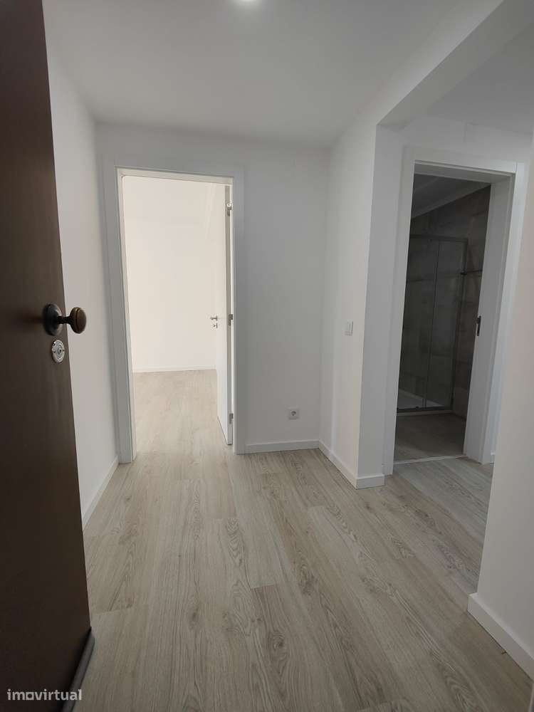 CASA ABERTA Apartamento T1, renovado, disponível de imediato - Grande imagem: 4/9