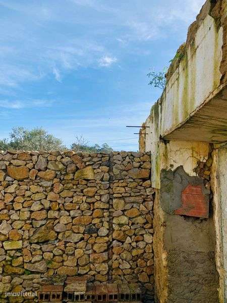 Terreno urbano com casa em ruínas - Grande imagem: 4/12