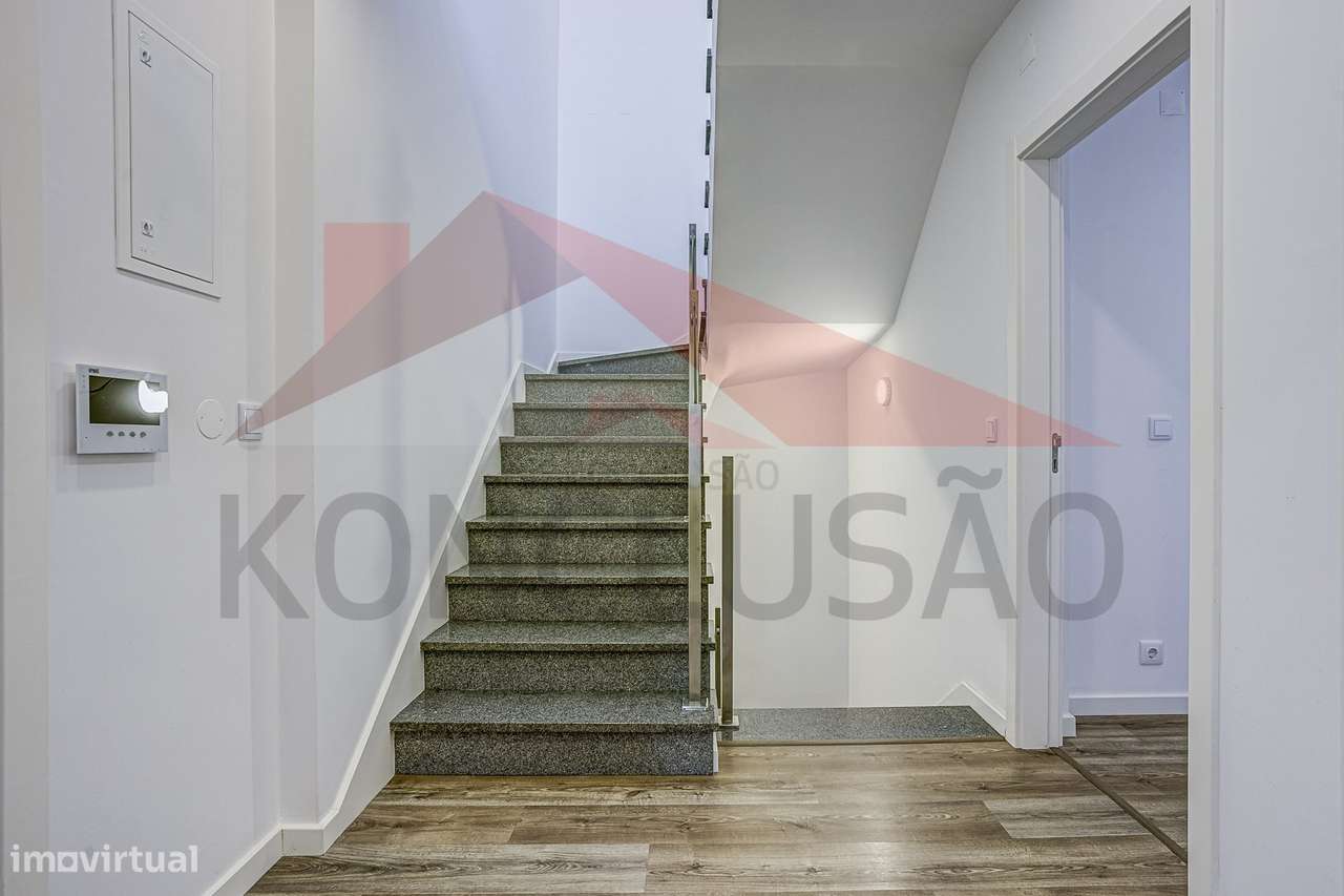 Moradia T4 de arquitetura moderna, estado de nova.-33