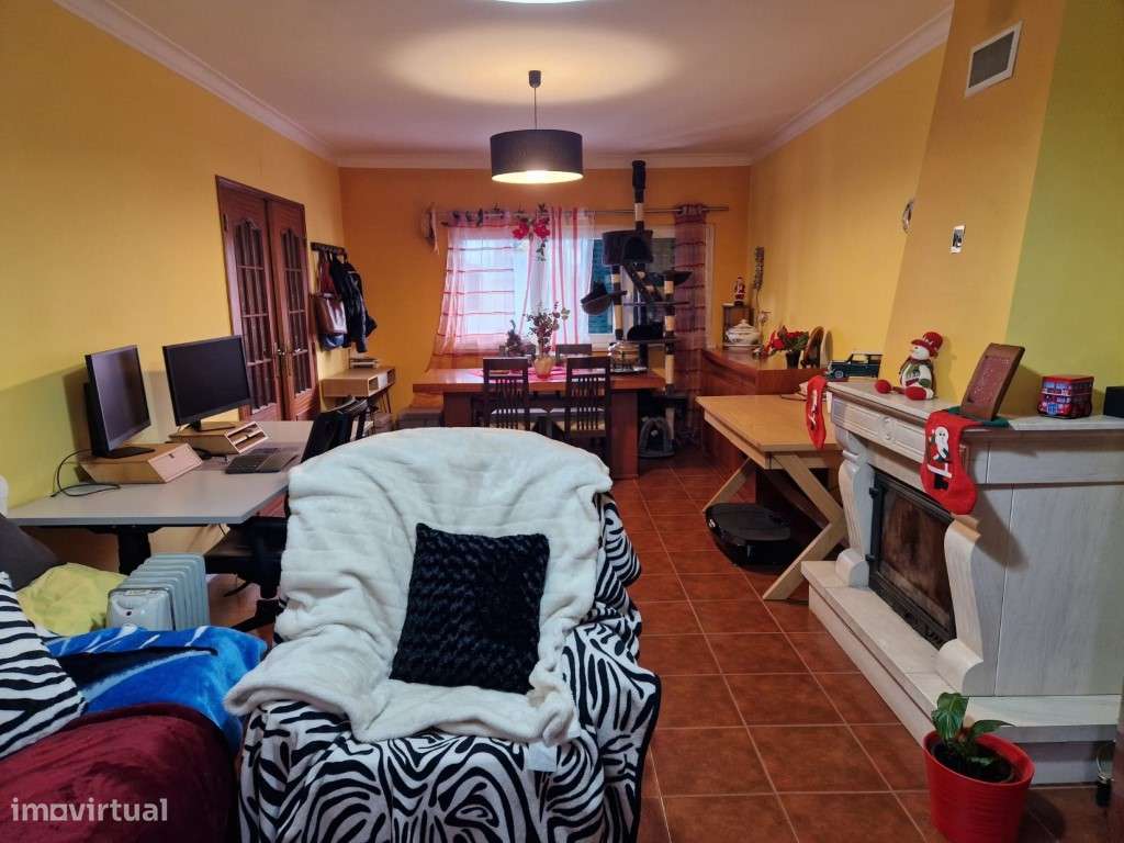 Moradia de 3 Pisos Com Garagem e Aproveitamento de Sótão-7