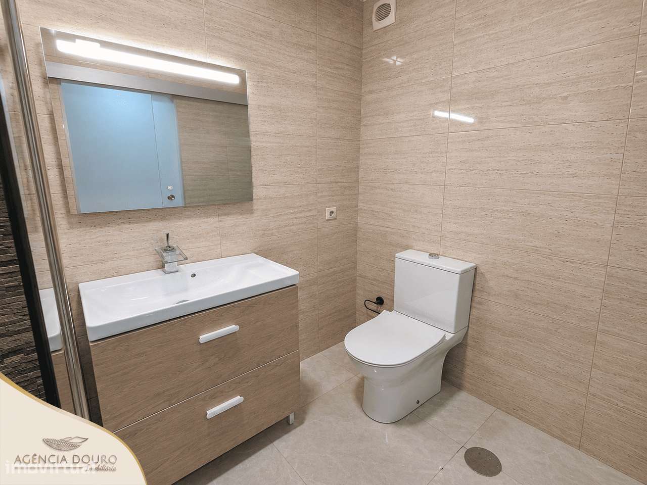 Apartamento T1+1 remodelado no centro de Matosinhos-9
