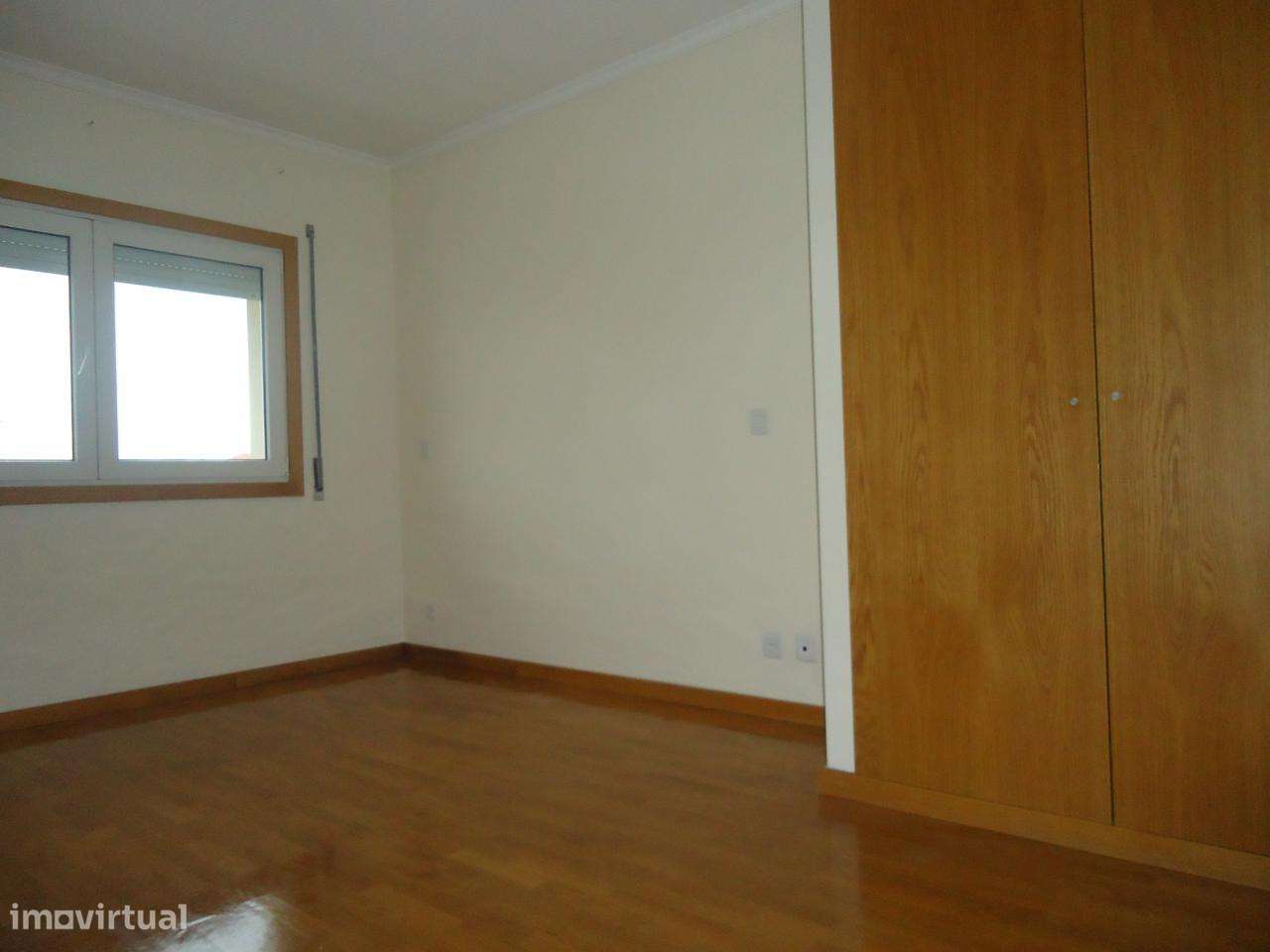 Excelente T2 com garagem fechada para 2 carros, Mozelos-13