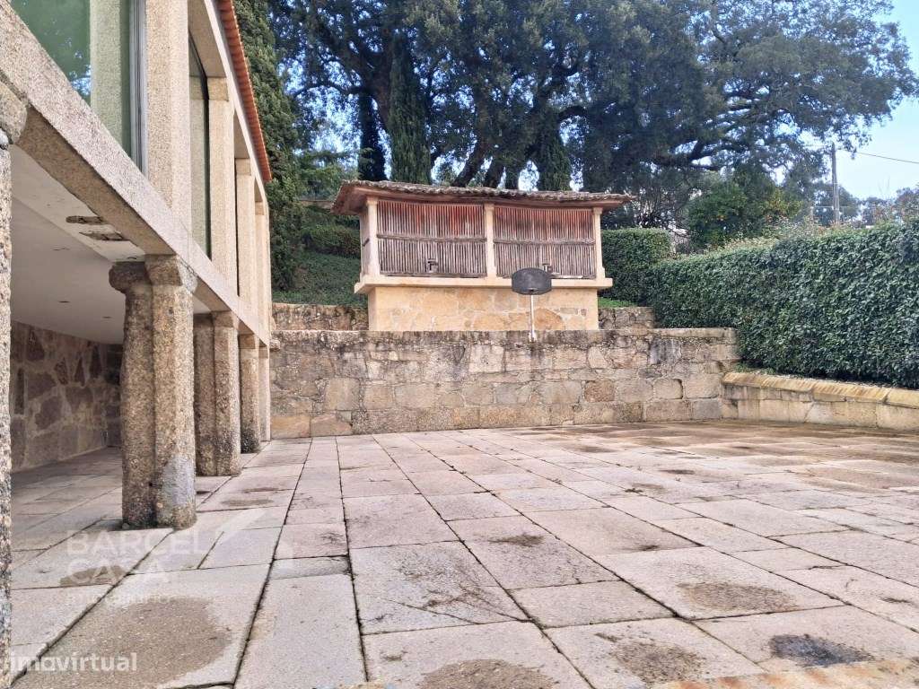 Moradia T4 em pedra, com piscina em Airó - Barcelos-10