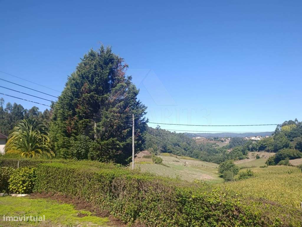 Moradia com terreno envolvente, espaços amplos e excelente potencial-24