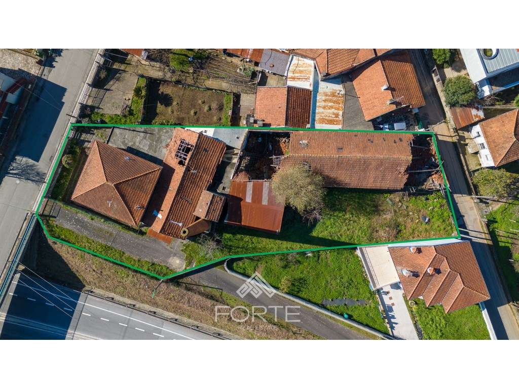 Moradia com pavilhões industriais e terreno-21