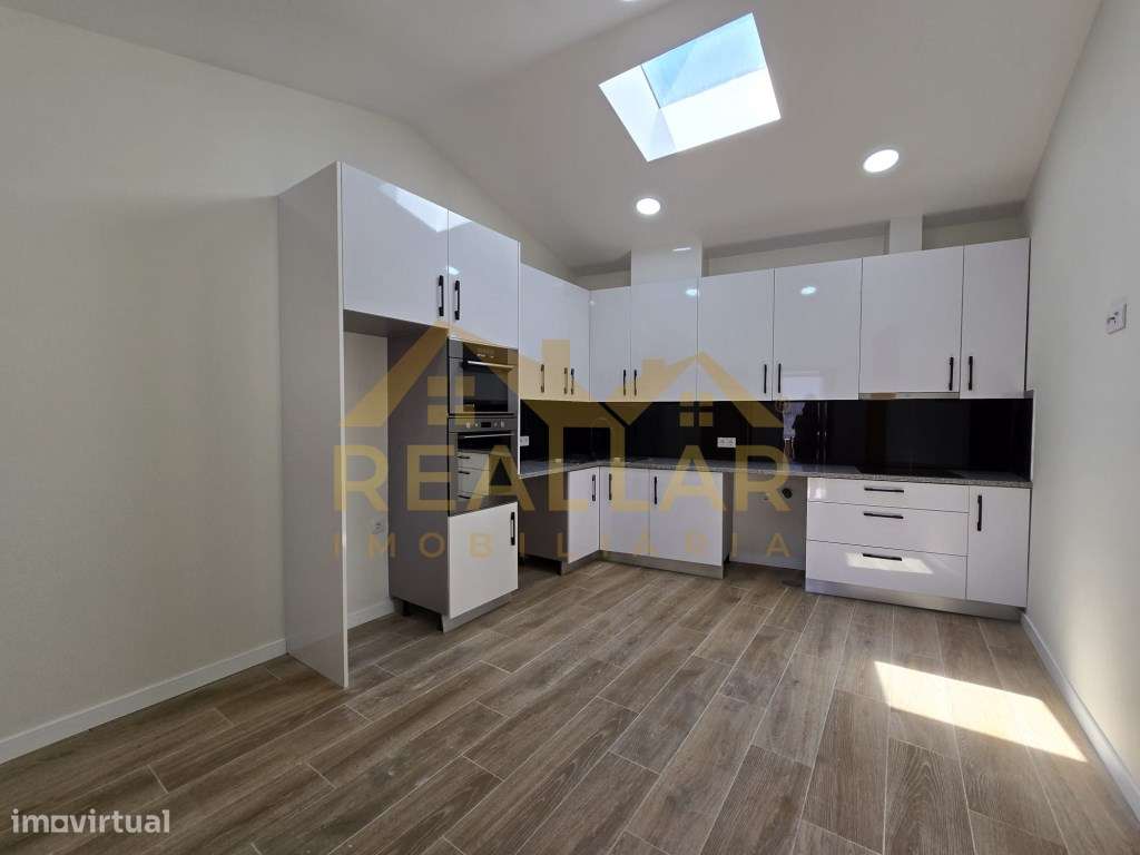 Moradia Totalmente Remodelada com Dois Apartamentos em Beiriz - Opo... - Grande imagem: 3/24