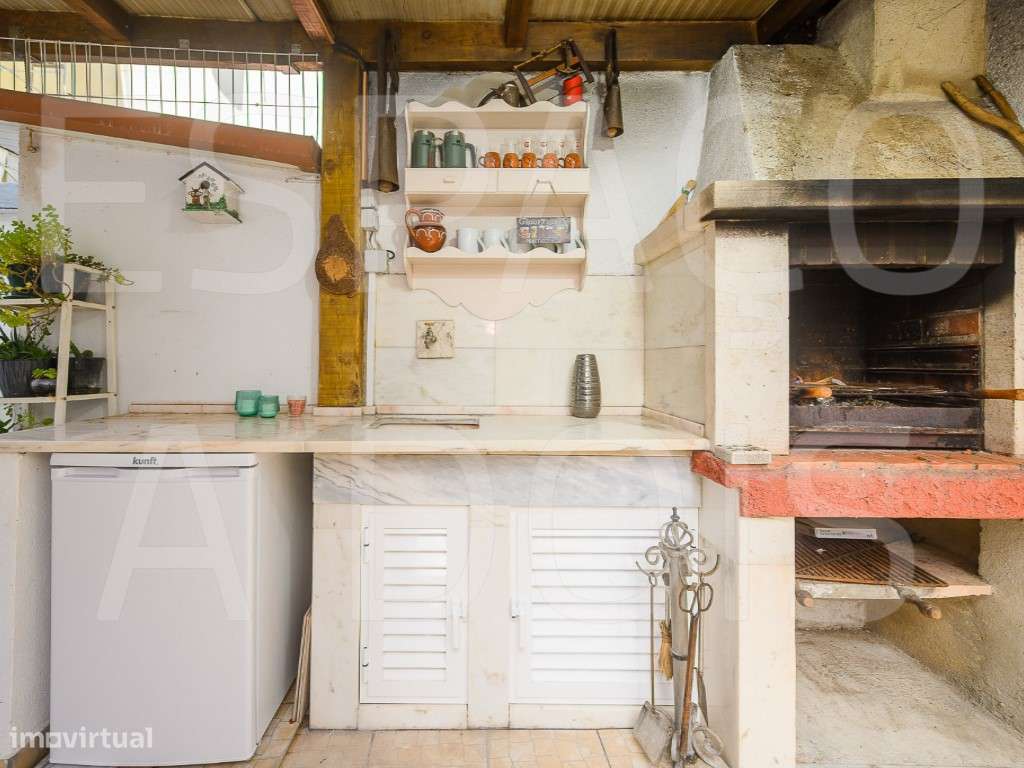 Amadora Centro | T3 Remodelado com 2 Suites e um Fantástico Logrado...-27