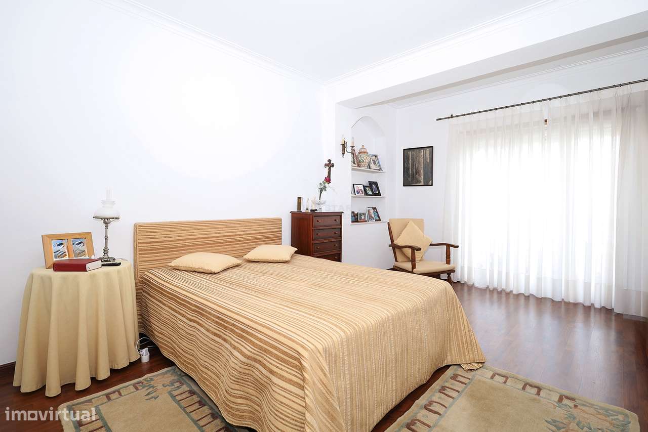 Moradia com duas fracções – Rentabilidade Imediata – Porto Salvo – Oei-12