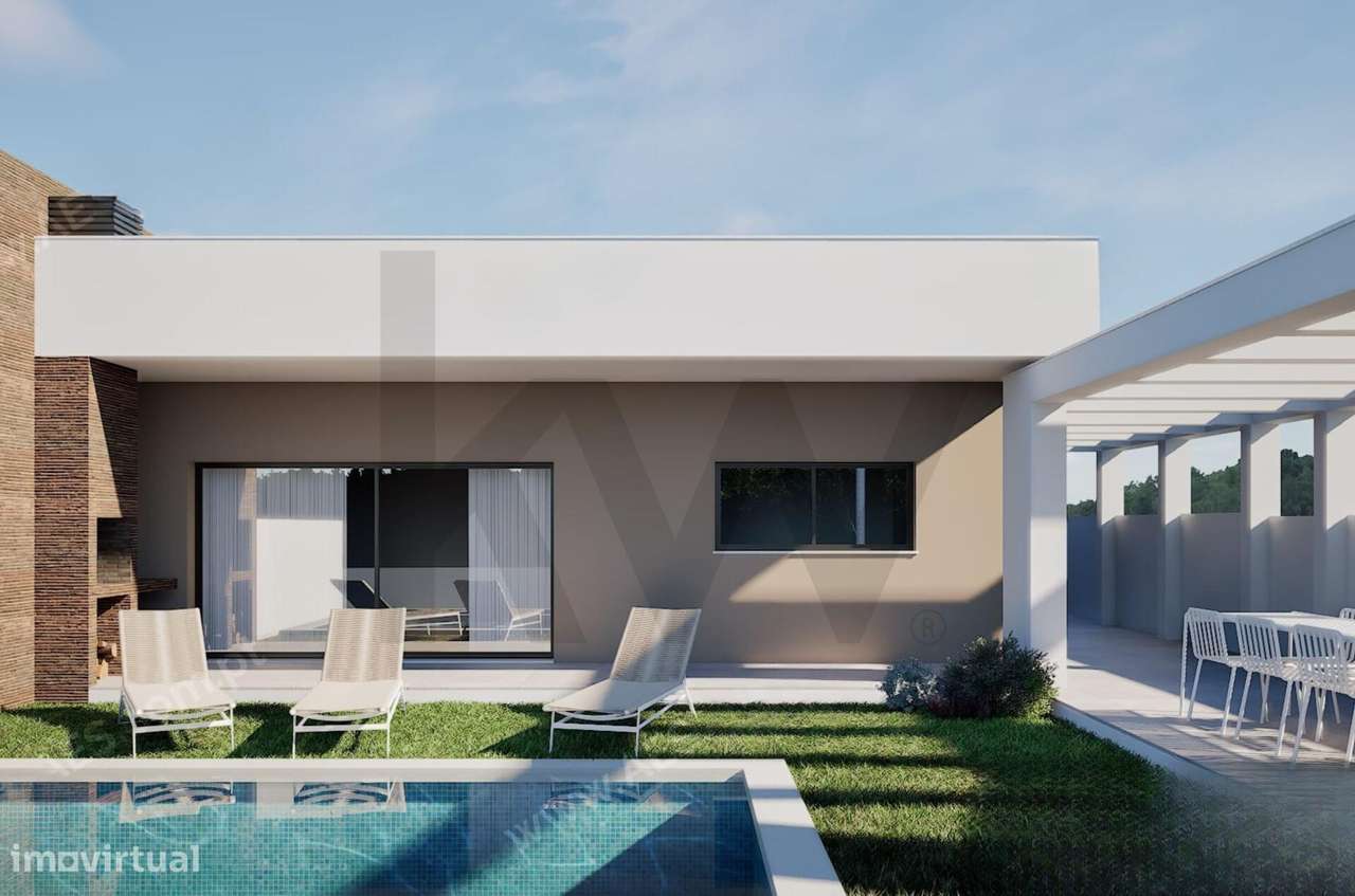 Moradia T4 Terrea Com Jardim Interior E Piscina Em Fernao Ferro
