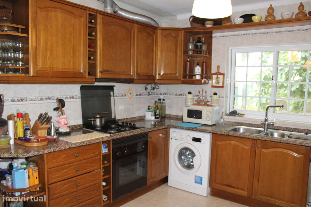 Moradia T2 +Anexos e garagem Lote 2500 m2-1