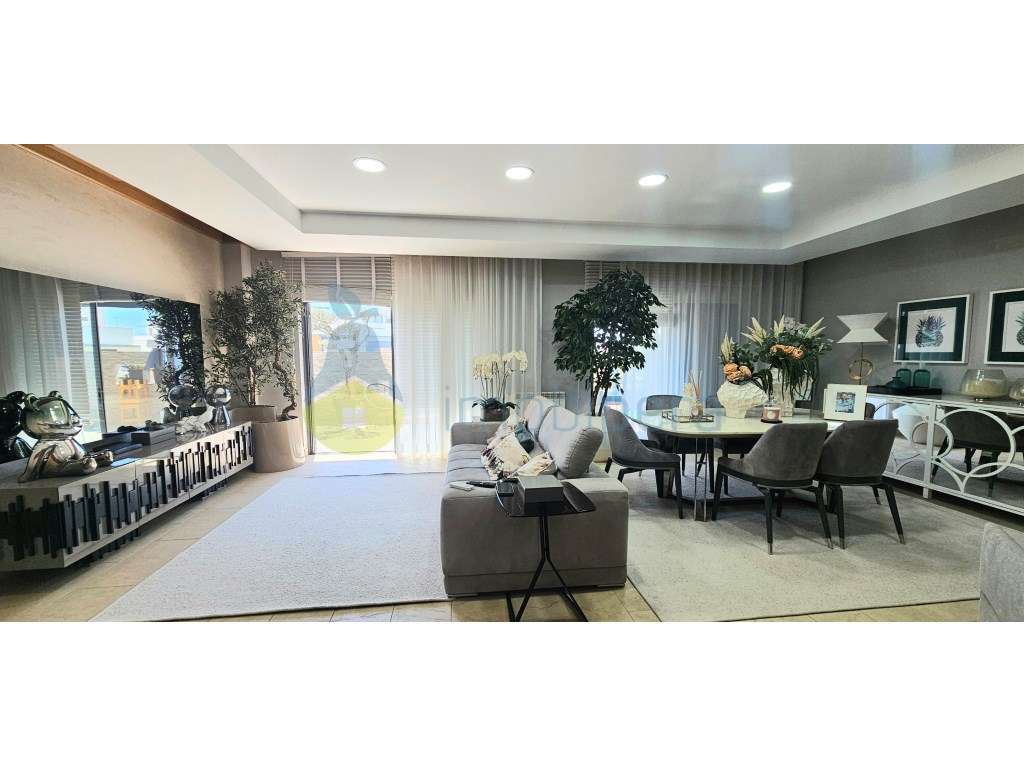 Moradia T4 com 260m2 de área e cave de 95m2, localizada no Monte da...-7