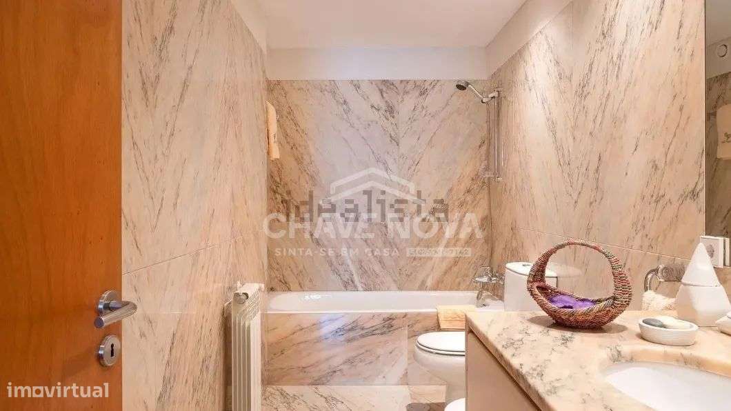 Moradia Triplex T4 suites 228 m² com jardim e terraços na Boavista - Grande imagem: 5/49