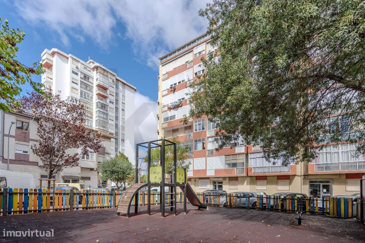 Luminoso Apartamento com Duas Frentes e Orientação Sul na Damaia – Pro-29