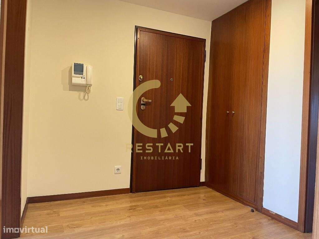 APT T2+1 com 2 varandas, cozinha equipada, suíte, lugar de estacioname - Grande imagem: 3/35