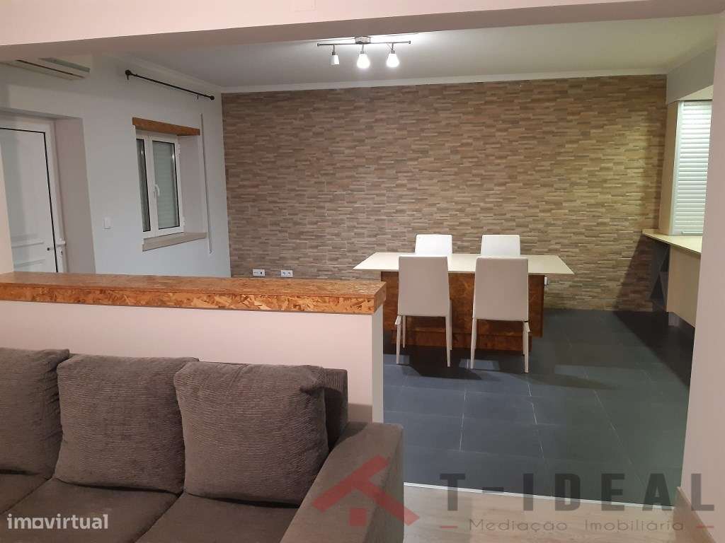Moradia T3 Renovada com Espaço Exterior-12