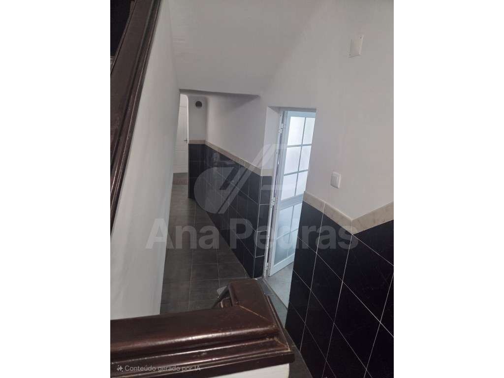 Moradia Bi-Familiar Totalmente Remodelada com Logradouro e Elevado ...-27