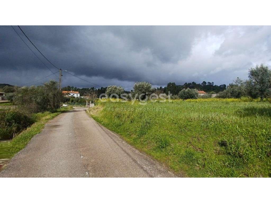 Terreno plano com 840 m2 em zona tranquila a 15 minutos de Tomar - Grande imagem: 4/17