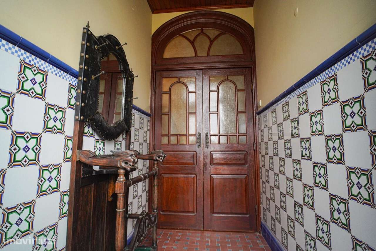 Palacete único dos anos 30 do séc. XX ergue-se no coração de Alcanena-23