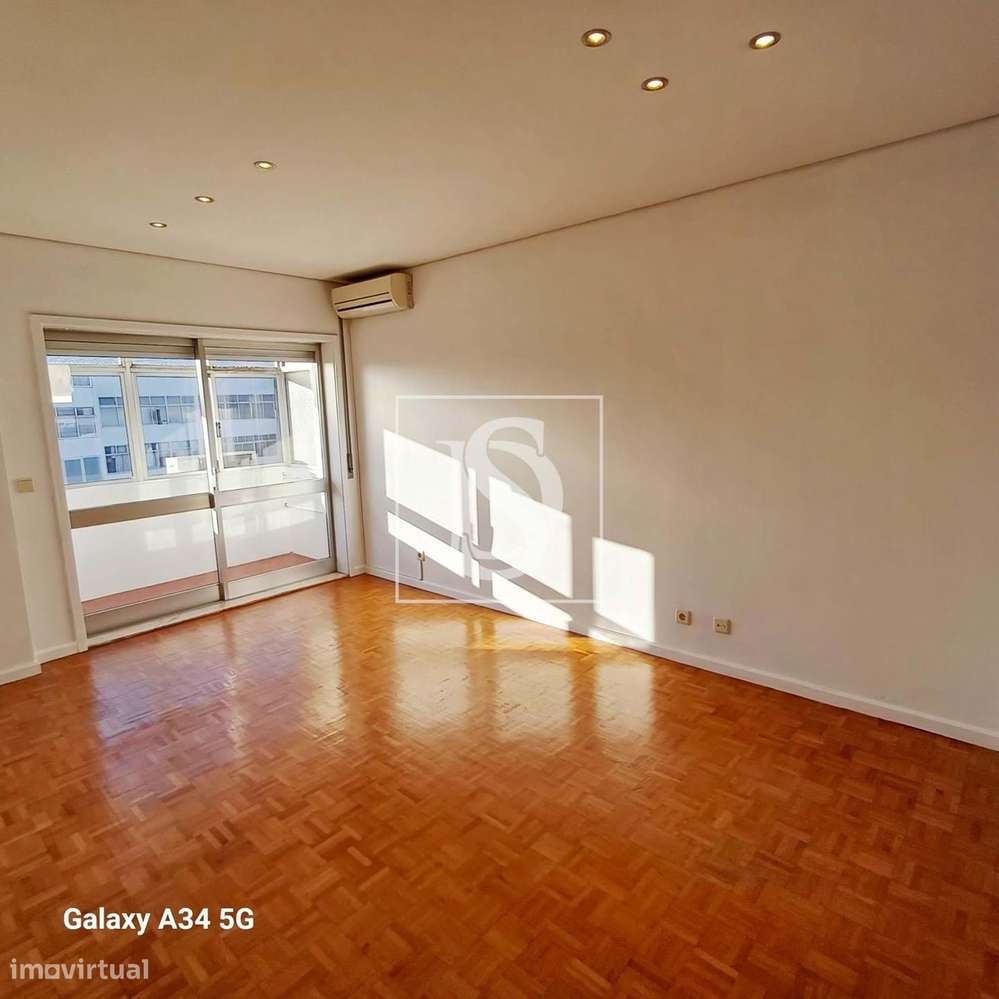 Excelente T2 com terraço e garagem em Box-18