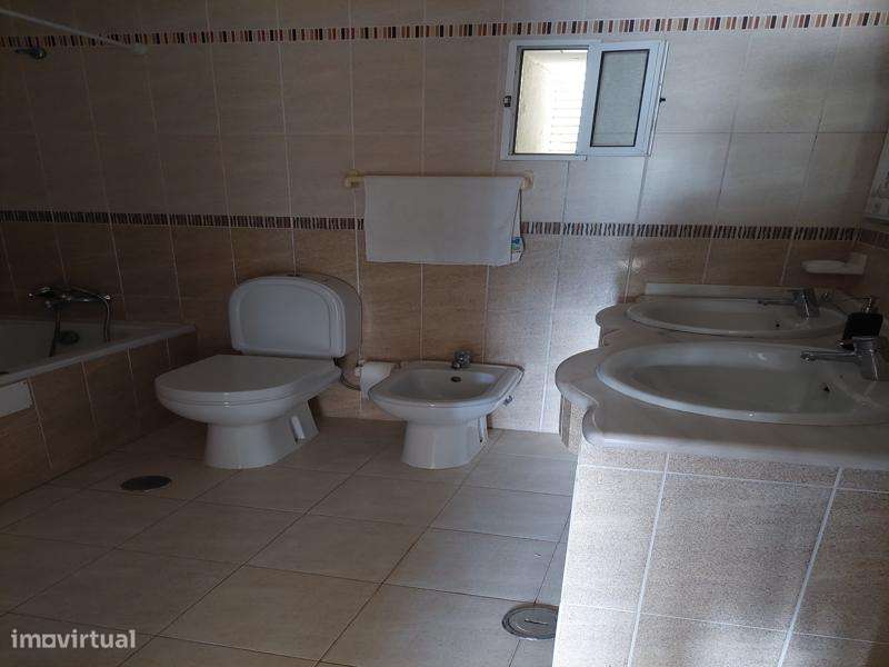 Excelente Quintinha em Lote de 1960 m2, com construção de 300 m2-16