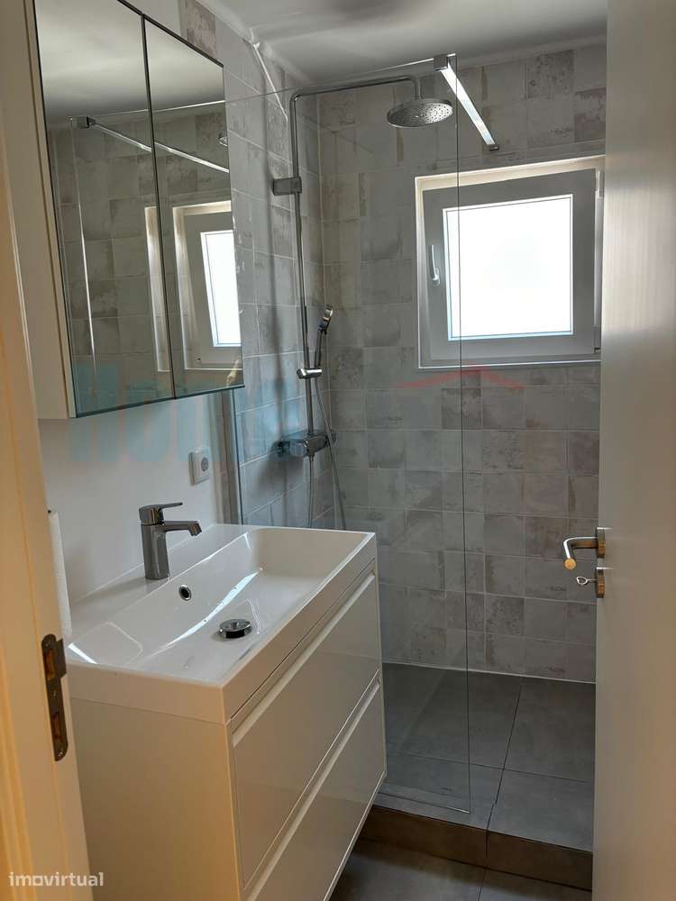 Apartamento T4 Remodelado e Mobilado Charquinho, Benfica-26