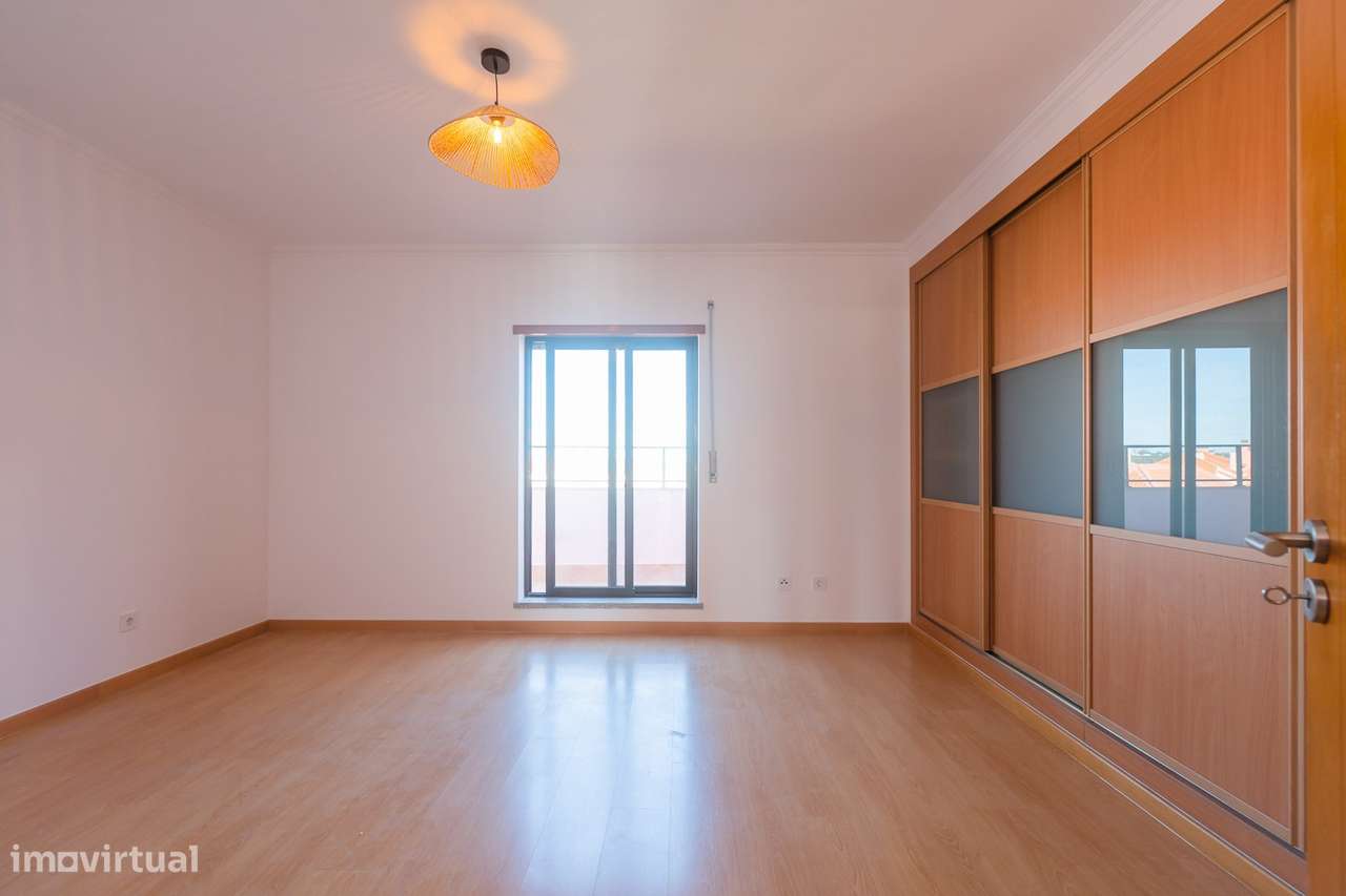 Apartamento T2 na Quinta do Conde com área de 136m2-38