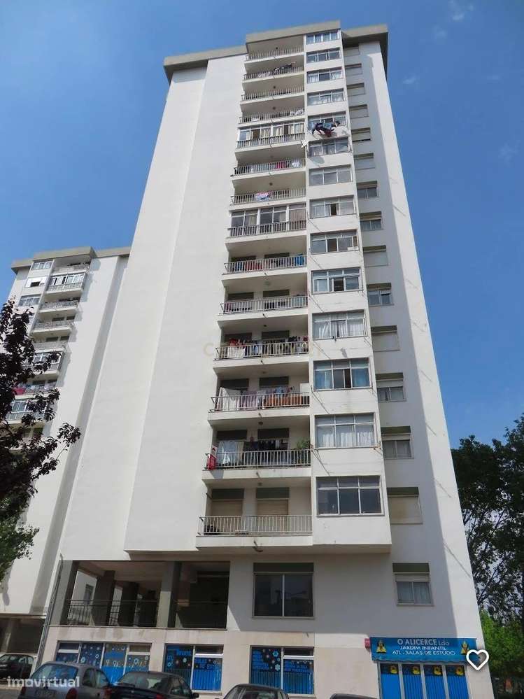 Apartamento T2+1 na Arroja com Varanda e Elevador-0