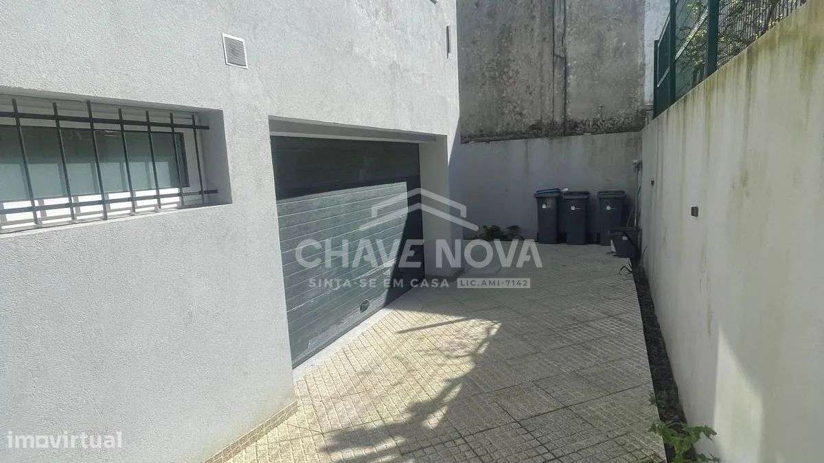 Moradia T4 Totalmente Remodelada em Águas Santas-11