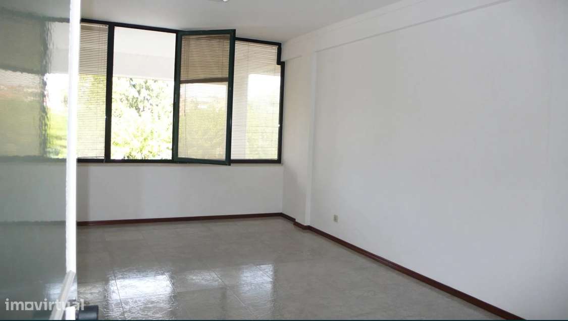 Arrenda-se escritório na Batalha
500 € - Grande imagem: 2/7