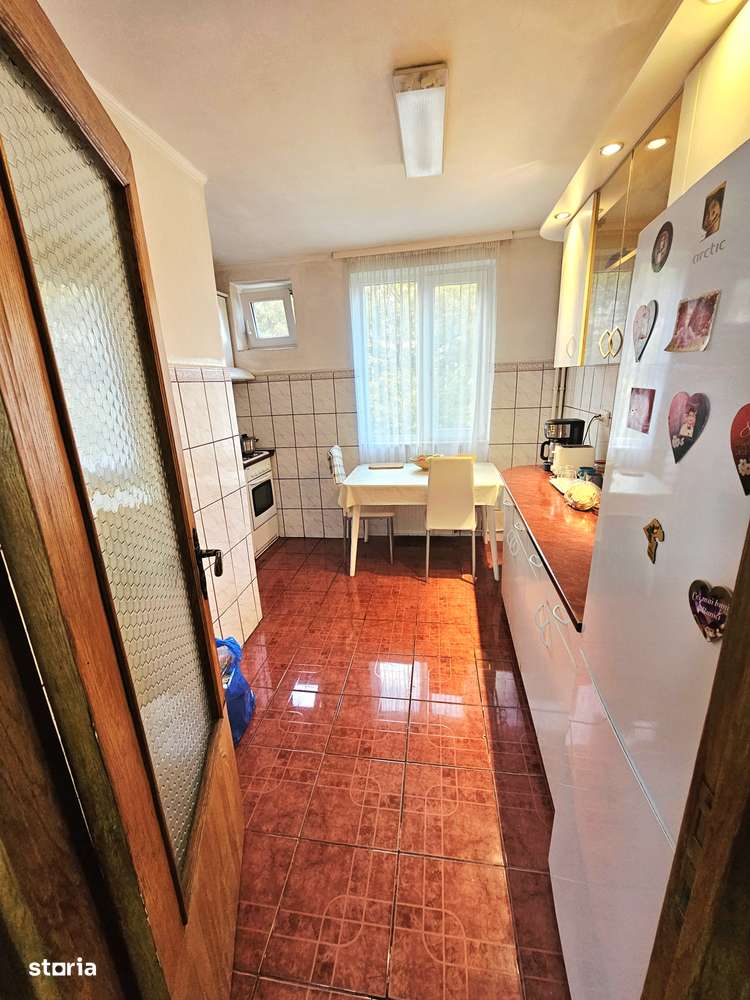 Vând apartament 4 camere-str.Splaiul Crișanei-11