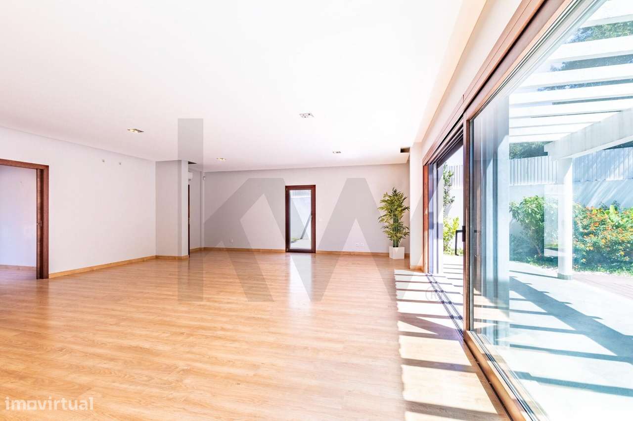 Moradia de sonho T4 com jardim, piscina e privacidade no coração de Ca-12