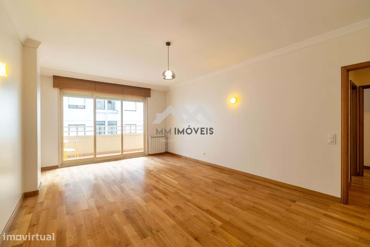 Apartamento T1 | Varanda | Exposição Sudeste | Garagem | Arrumos | Rua - Grande imagem: 4/33